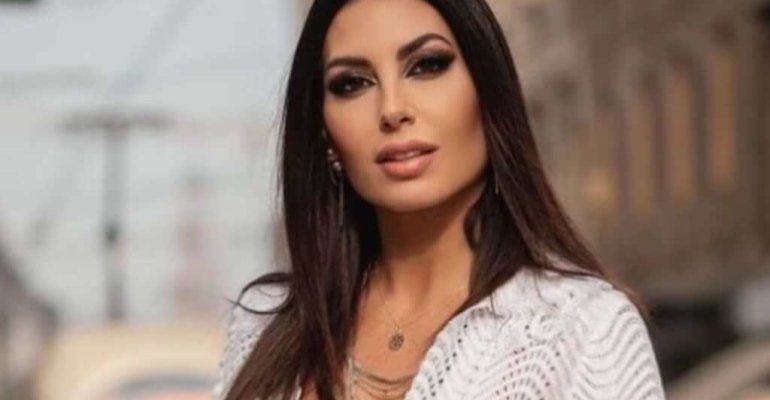 Elisabetta Gregoraci, il compagno di viaggio inseparabile: “Lo porto con me nelle mie avventure” – FOTO