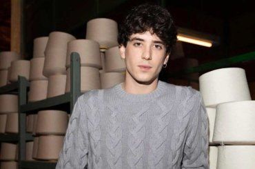 Un’attrice di Mare Fuori scrive un libro, il gesto di Nicolas Maupas