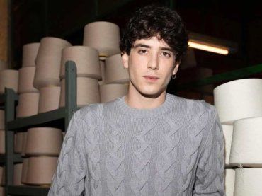 Un’attrice di Mare Fuori scrive un libro, il gesto di Nicolas Maupas