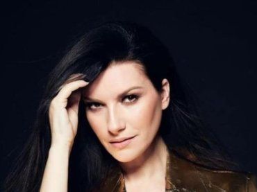Laura Pausini, che stile! La cantante sfoggia uno dei trend di stagione – FOTO