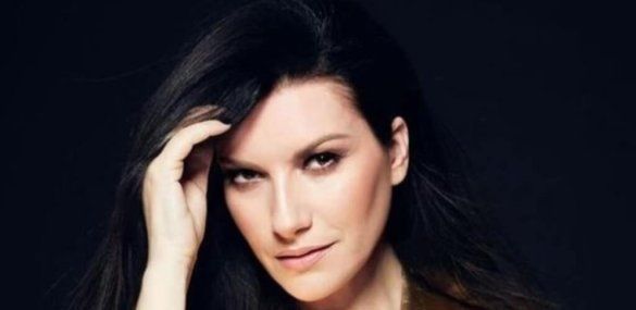 Laura Pausini, che stile! La cantante sfoggia uno dei trend di stagione – FOTO
