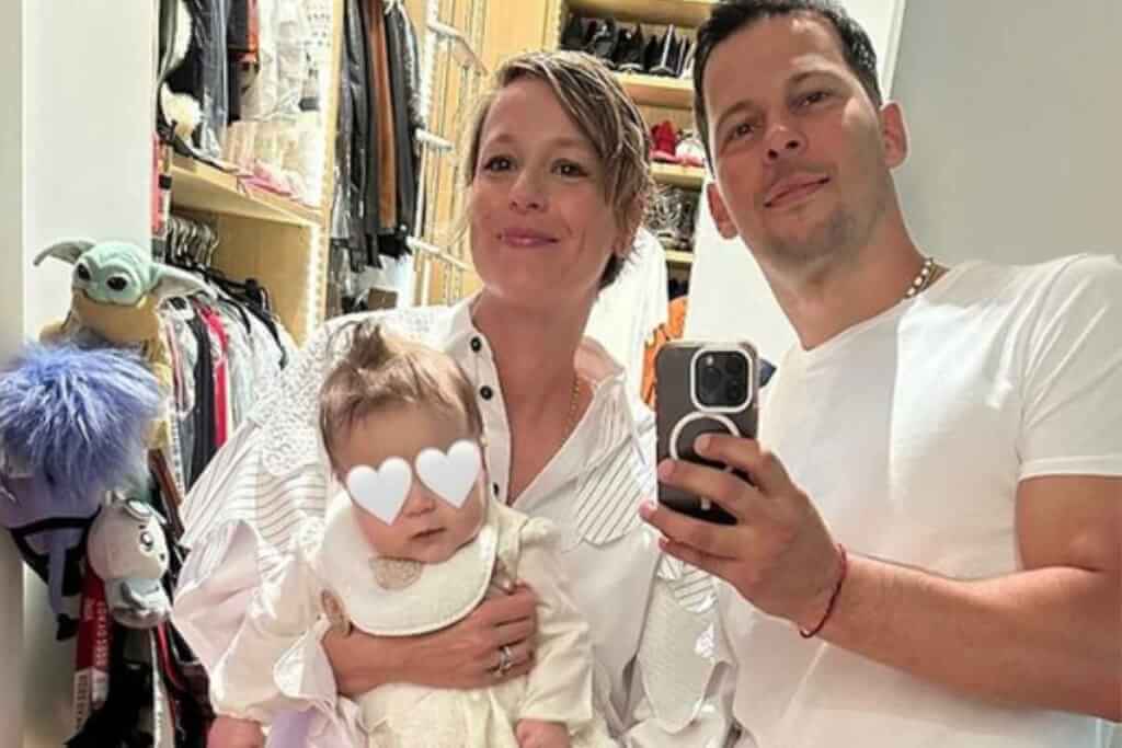 Federica Pellegrini e Matteo Giunta con Matilde. Federica Pellegrini e Matteo Giunta con Matilde.