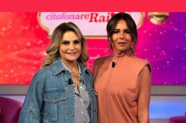 Simona Ventura super cool: il giubbotto di tendenza per la primavera 2024