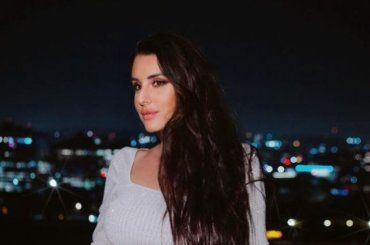 Valentina Vignali strega i social: scollatura mozzafiato e sguardo da gatta: “Cosa sei” – FOTO