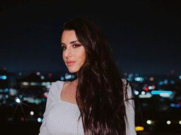 Valentina Vignali strega i social: scollatura mozzafiato e sguardo da gatta: “Cosa sei” – FOTO