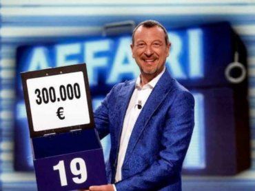 Affari tuoi: Amadeus dà una lezione al pacchista