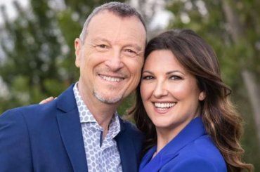 Amadeus al Nove, Giovanna gli sta sempre accanto e lo supporta così – FOTO