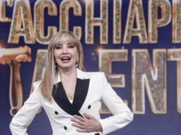 “Una versione imbarazzante”: i social distruggono L’AcchiappaTalenti e lo accusano di “plagio”