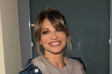 Alessandra Amoroso svela il dietro le quinte di Mezzo rotto, tormentone dell’estate 2024 – FOTO