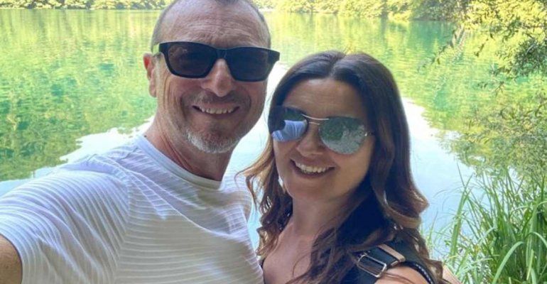 Giovanna Civitillo e Amadeus beccati all’ospedale dei bambini di Milano, ecco cosa ci fanno lì