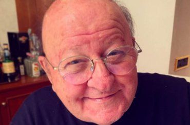 Cosa ci fa Massimo Boldi assieme ai due grandi sportivi? I tre pizzicati nel locale più in voga del momento