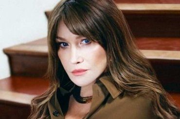 Carla Bruni si confessa, tra dipendenze e tradimenti: “14 anni in analisi”