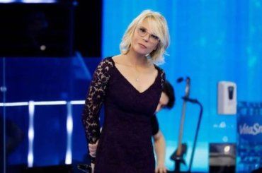 Amici, gaffe clamorosa del cantante verso il noto professionista: le dichiarazioni