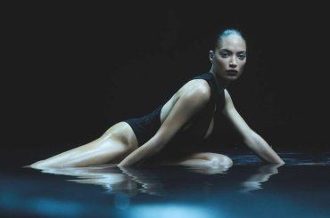 Fiori d’arancio per la mamma di Elodie, la cantante si esibisce imbarazzata