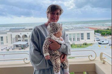 Federica Pellegrini alle prese con la prima pappa di Matilde