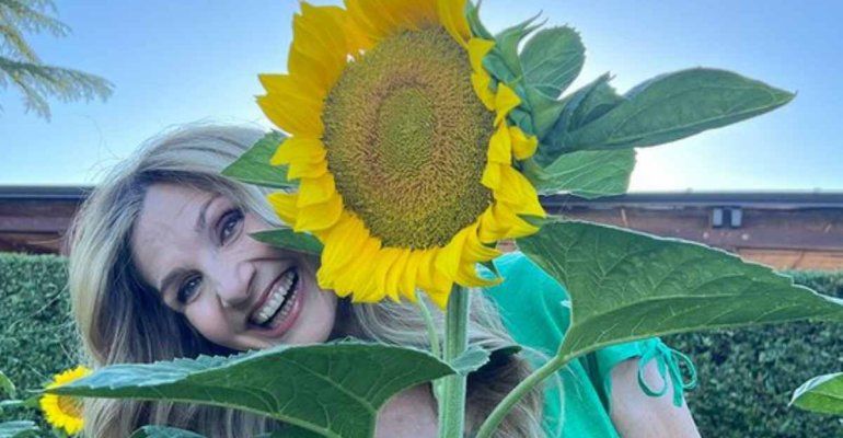 Lorella Cuccarini “ci dà un taglio”: il nuovo look perfetto per l’estate