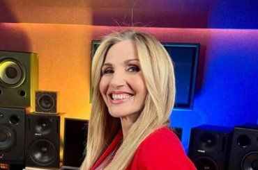 Amici, Lorella Cuccarini raggiante in dolce compagnia: smacco al collega – FOTO