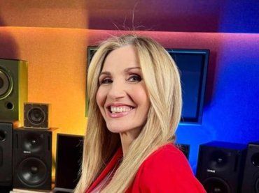 Amici, Lorella Cuccarini raggiante in dolce compagnia: smacco al collega – FOTO