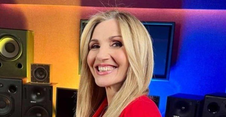 Amici, Lorella Cuccarini raggiante in dolce compagnia: smacco al collega – FOTO