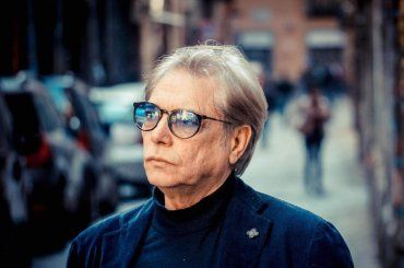 Nino D’Angelo, un ricco che vive da povero: l’intervista al celebre cantante napoletano