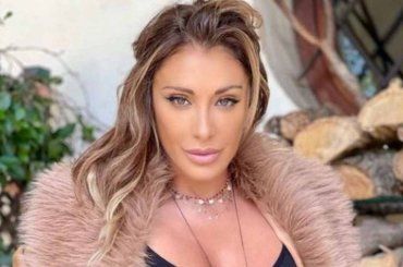 Sabrina Salerno ricorda con una serie di scatti mozzafiato il famoso fotografo: “Ovunque tu sia…” – FOTO