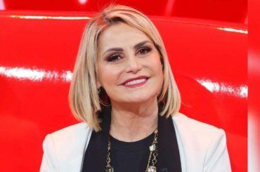 Simona Ventura una visione in rosso, ma i fan pensano a altro: “Ridategliela!” – FOTO