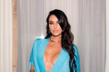 Valentina Vignali, uno splendore in costume, ma gli haters l’attaccano: “Come fa..?” – FOTO