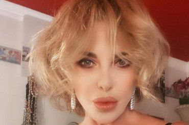 Matrimonio Ventura, Alba Parietti sfoggia un look da femme fatale al party – FOTO