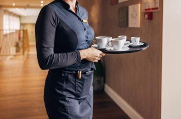 La testimonianza incredibile della cameriera sui due clienti: “Imbarazzante” – VIDEO