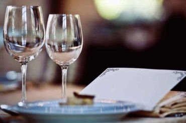 Sei giovane e affamata? In questo ristorante non puoi entrare. Le regole scatenano la polemica