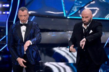 Arriva alla decisione dell’Agcom, la Rai multata per le scarpe di John Travolta sul palco dell’Ariston