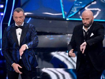 Arriva alla decisione dell’Agcom, la Rai multata per le scarpe di John Travolta sul palco dell’Ariston