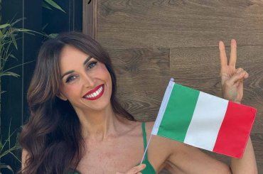 Benedetta Parodi ringrazia gli sponsor: sportività e stile anche al mare