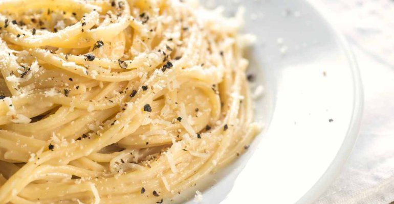 La cucina romana conquista Milano, il risotto battuto da cacio e pepe