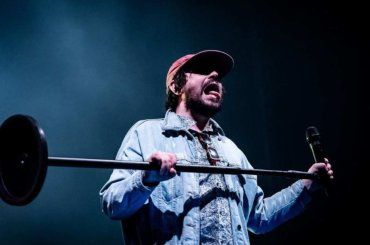 Calcutta in concerto a Milano: succede di tutto durante il live del cantante romano