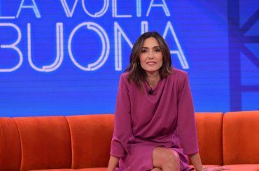 Caterina Balivo e il suo nuovo copricostume per l’estate 2024