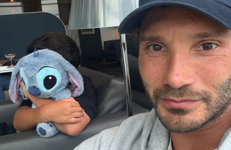 Stefano De Martino con il figlio Santiago. Stefano De Martino con il figlio Santiago.