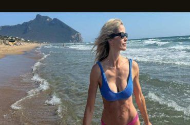 Elena Santarelli statuaria a Sabaudia, ma qualcosa va storto: “mi manda fuori di testa, chiedi scusa a te stessa per quello che hai fatto”