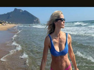 Elena Santarelli statuaria a Sabaudia, ma qualcosa va storto: “mi manda fuori di testa, chiedi scusa a te stessa per quello che hai fatto”