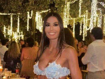 Elisabetta Gregoraci splendida sirena al mare: look total white da urlo – FOTO