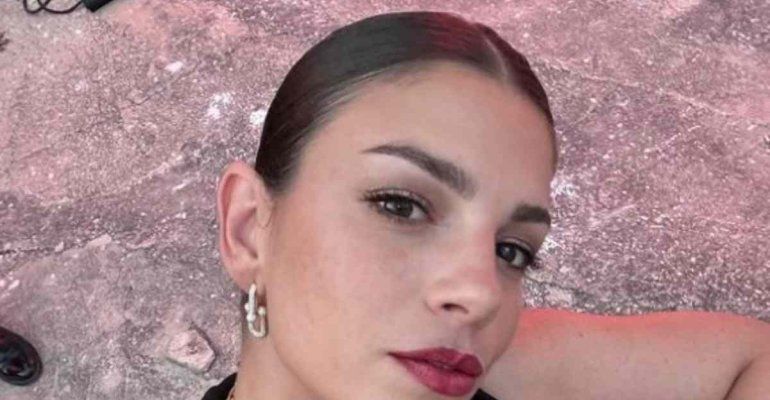 Emma Marrone si gode il mare cristallino e fa una rivelazione. Fan basiti – FOTO