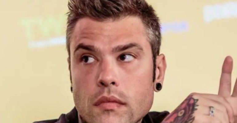 Fedez raggiante in dolce compagnia, ma salta fuori il “terzo incomodo” – FOTO