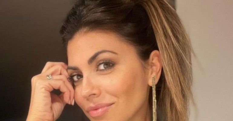 Flora Canto sfoggia il suo look da spiaggia e lancia il sondaggio tra i fan – FOTO