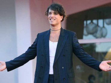 L’intrusione di un attore molto amato mentre Leo Gassman è sul set insieme a Claudio Bisio