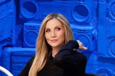 Lorella Cuccarini di fronte al dilemma: “Secondo voi com’è andata a finire?” – FOTO