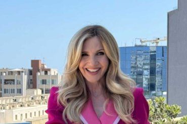 Lorella Cuccarini raggiante al mare, ma il particolare stupisce i fan – FOTO