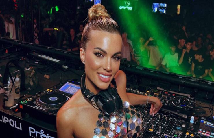 Ludovica Pagani alla consolle. Ludovica Pagani alla consolle.