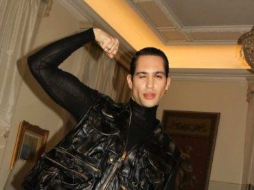 Mahmood a Battiti Live, la star stupisce tutti i fan con un look total white – FOTO