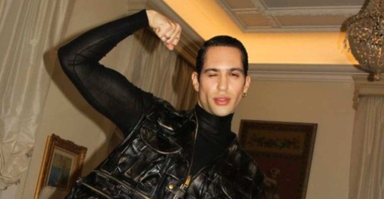 Mahmood a Battiti Live, la star stupisce tutti i fan con un look total white – FOTO