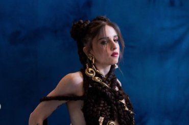 Angelina Mango, che colpo di testa! Cambio look drastico per l’artista – VIDEO